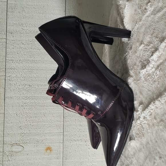 Le Chateau Bordeaux colored ankle booties. - Picture 4 of 7